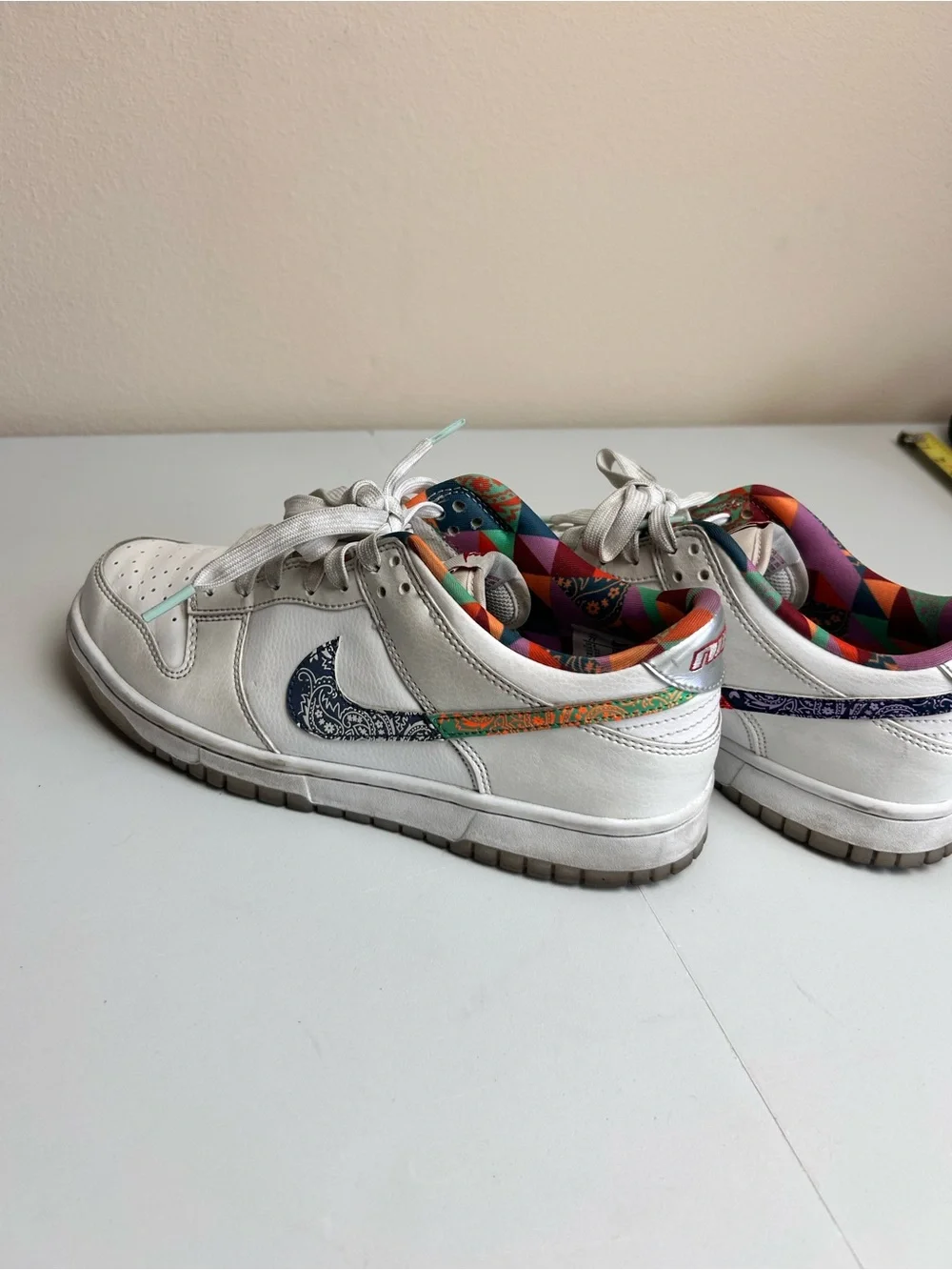 Nike White Low-Top Kids Sneakers with Multicolor Patterned Liner 7Y